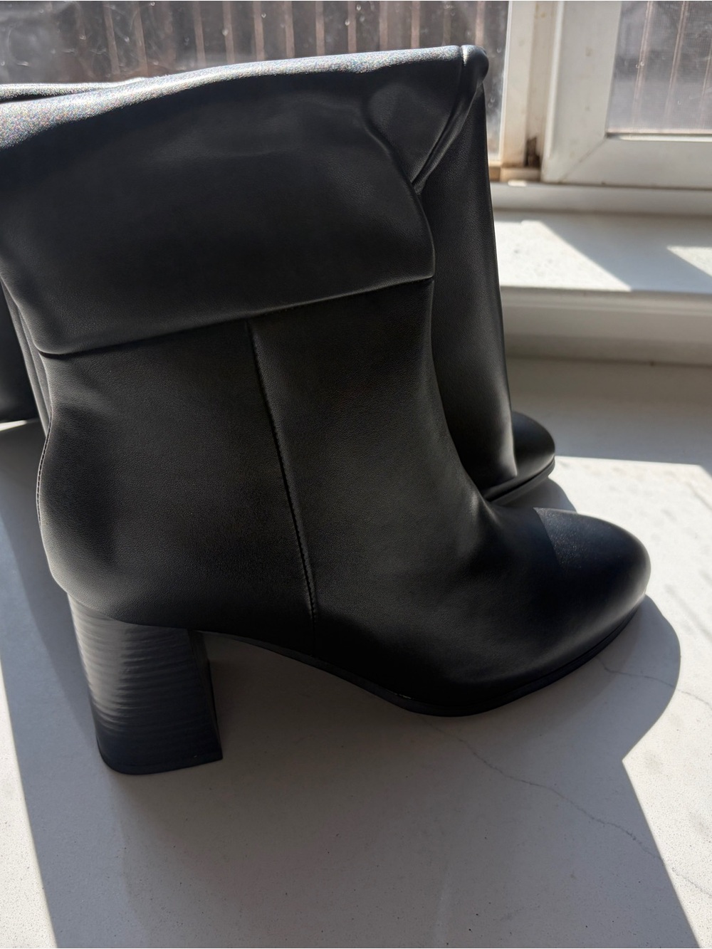 AIUNLLND sleek Black Leather Mid-Heel Ankle Boots